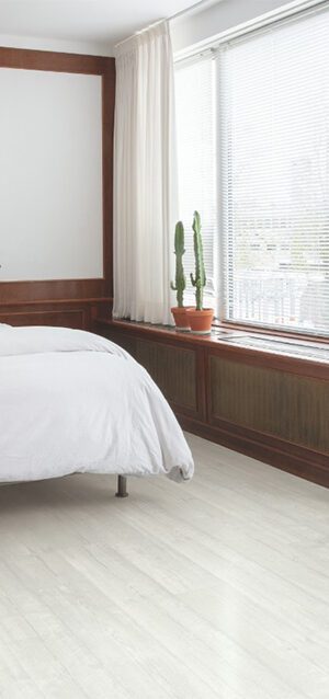 Вінілова підлога Quick Step Bloom AVMPU40204 Сосна світло-сіра